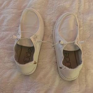 white hey dude shoes